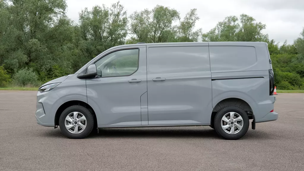 Ford Transit Custom E- 320 L1 RWD 160KW 65KWH H1 Double CAB Van Sport Auto